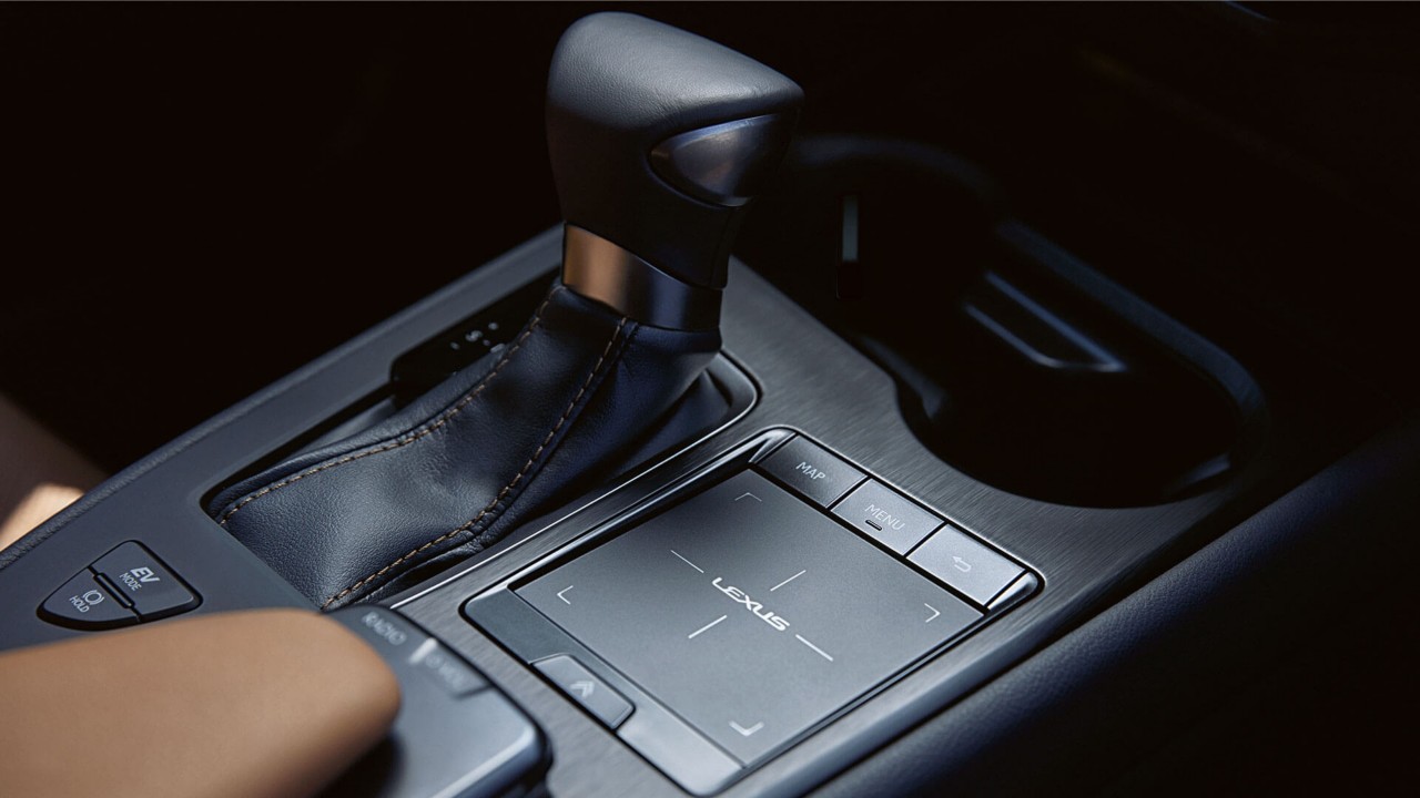2021-lexus-ux-gallery-interior-01-1920x1080_tcm-3170-2110982