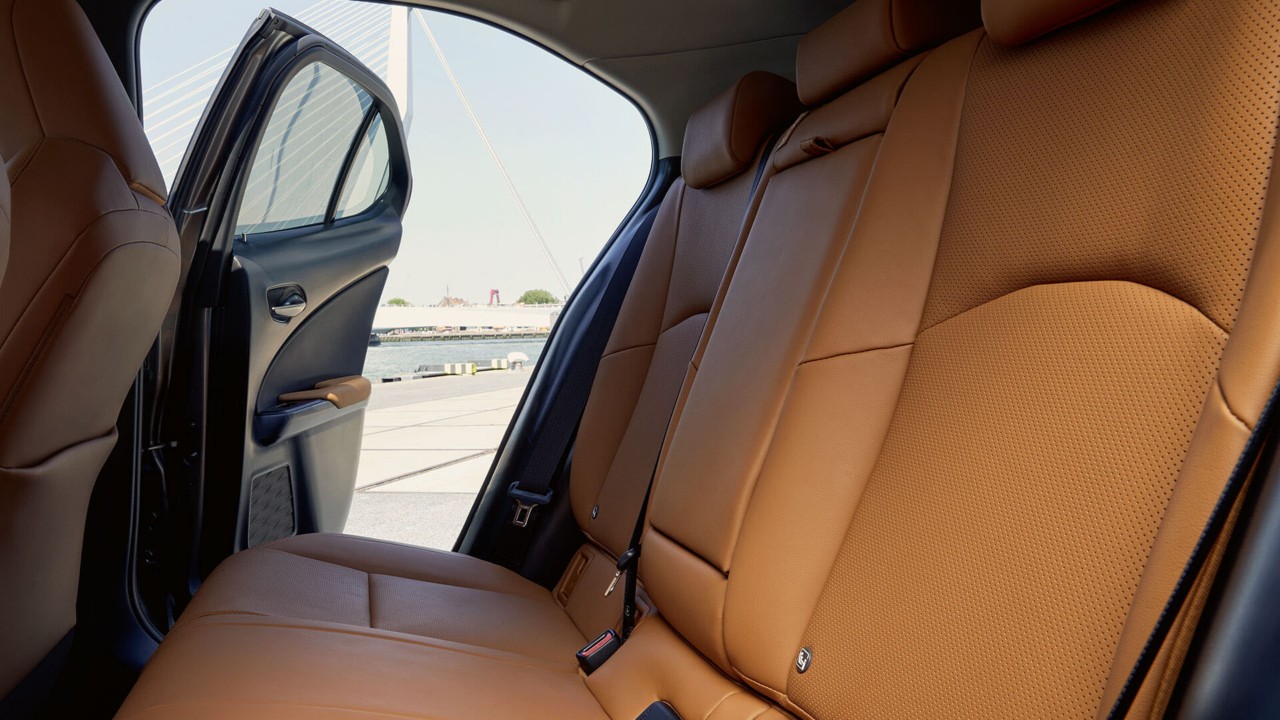 2021-lexus-ux-rear-armrest-1920x1080
