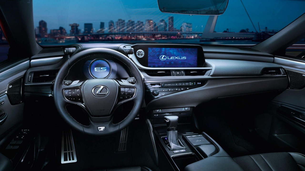 Lexus ES 300h steering wheel and centre console 