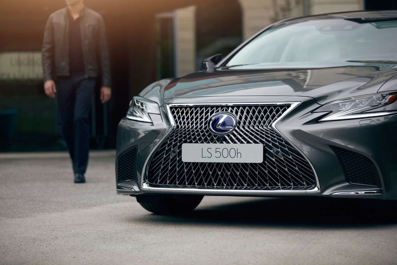 Lexus LS 500h grille close up 